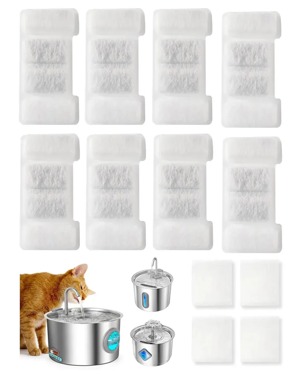 Ocho filtros rectangulares blancos y cuatro esponjas, junto a fuentes de acero